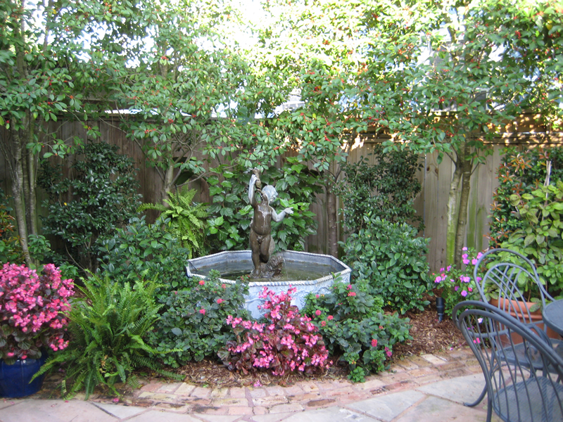 fountain in uptown new orleans coutryard